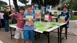 A Turminha da Reciclagem realiza atividade em praça de Ouro-SC