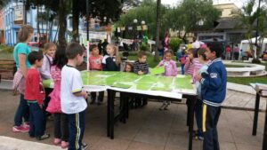 A Turminha da Reciclagem realiza atividade em praça de Ouro-SC
