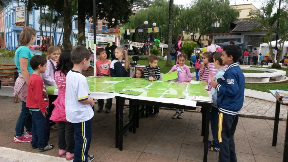 A Turminha da Reciclagem realiza atividade em praça de Ouro-SC