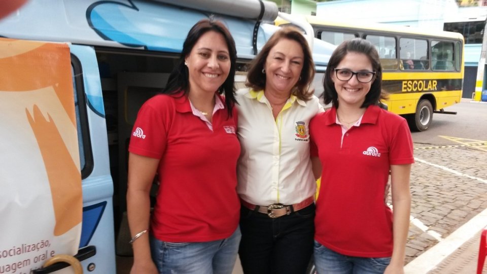 A Turminha da Reciclagem realiza atividade em praça de Ouro-SC