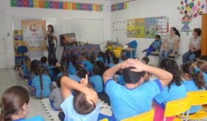 Contar para fazer lembrar, contar para mover montanhas e céus”.