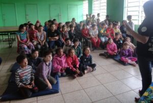 Contar para fazer lembrar, contar para mover montanhas e céus”.