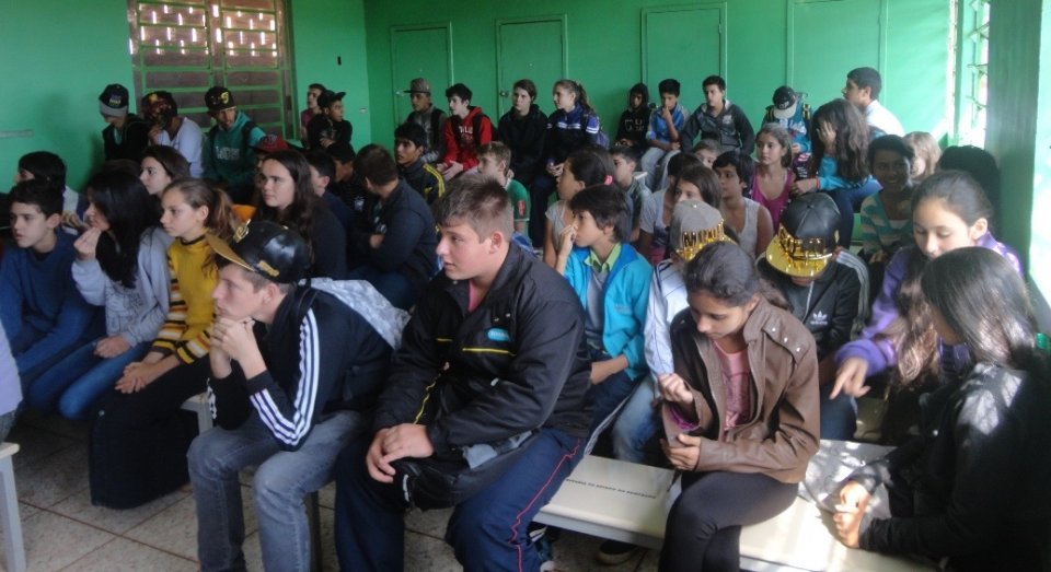 Contar para fazer lembrar, contar para mover montanhas e céus”.