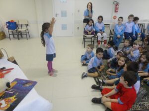 Contar para fazer lembrar, contar para mover montanhas e céus”.