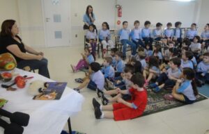 Contar para fazer lembrar, contar para mover montanhas e céus”.