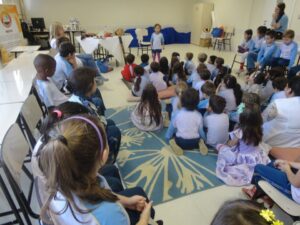 Contar para fazer lembrar, contar para mover montanhas e céus”.