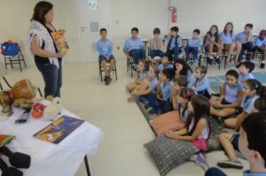 Contar para fazer lembrar, contar para mover montanhas e céus”.