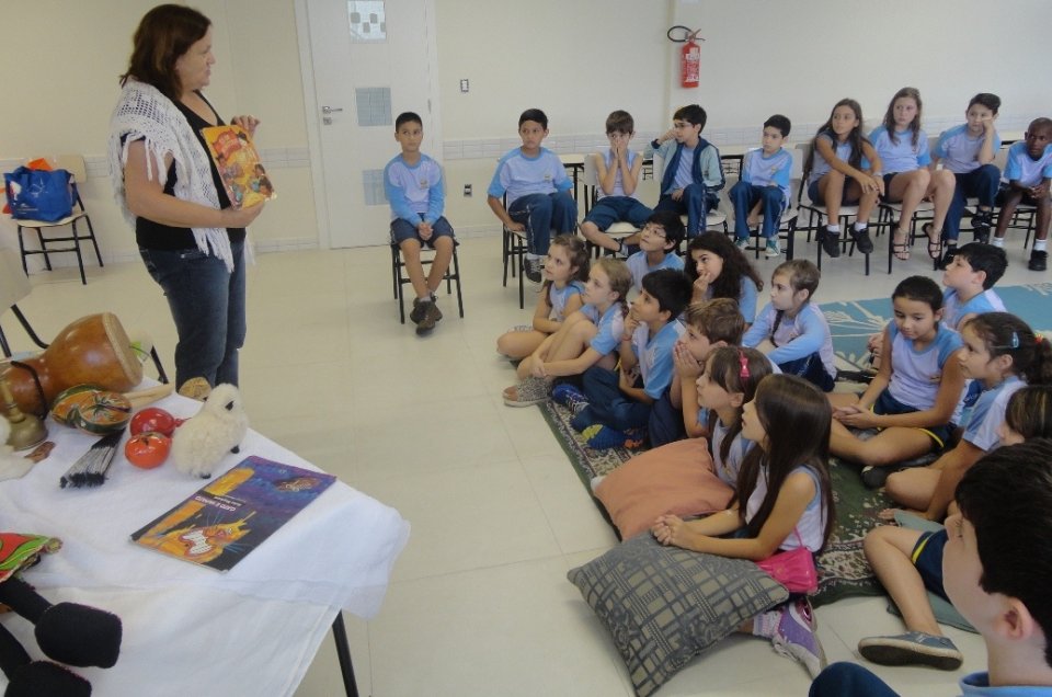 Contar para fazer lembrar, contar para mover montanhas e céus”.