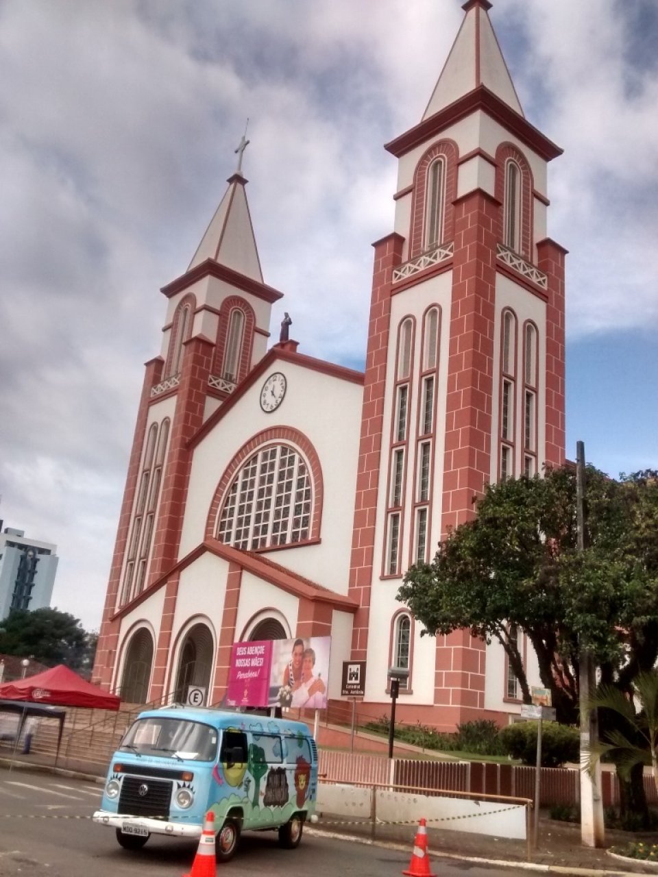 Voluntários do Encantadores da Alegria participam de atividade na praça de Chapecó-SC