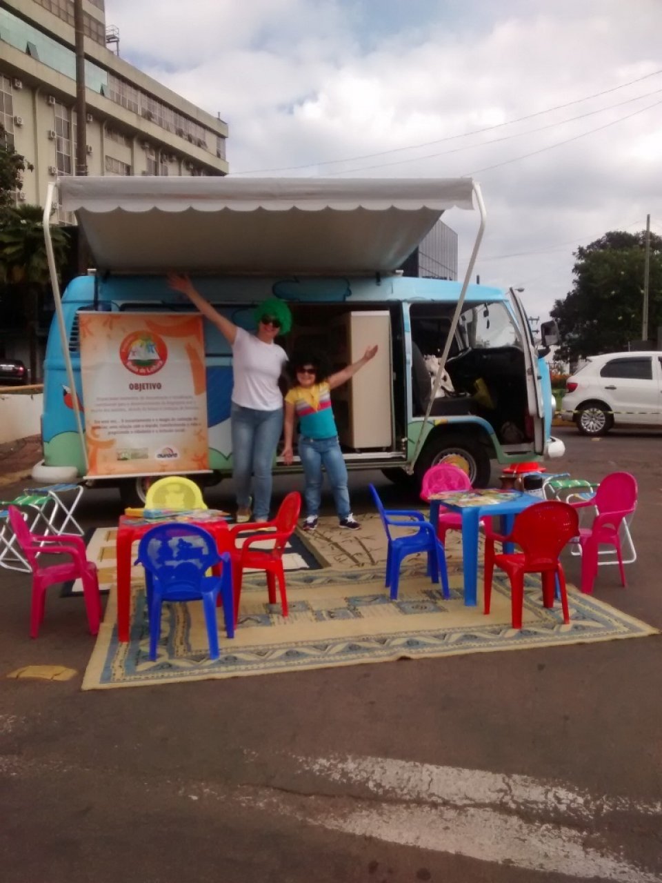 Voluntários do Encantadores da Alegria participam de atividade na praça de Chapecó-SC