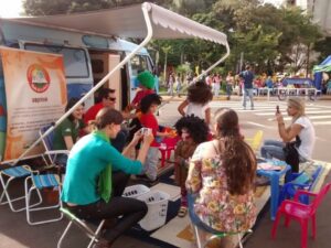 Voluntários do Encantadores da Alegria participam de atividade na praça de Chapecó-SC