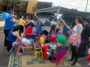 Voluntários do Encantadores da Alegria participam de atividade na praça de Chapecó-SC