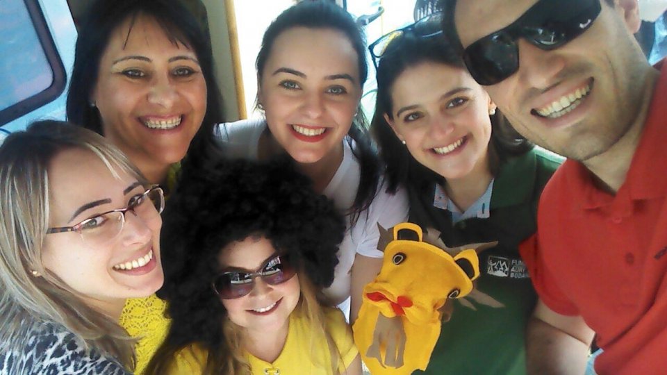 Voluntários do Encantadores da Alegria participam de atividade na praça de Chapecó-SC