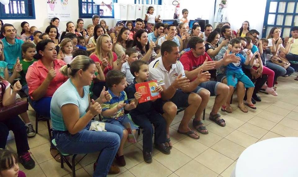 Roda de Leitura e Contação de História atende várias escolas da região