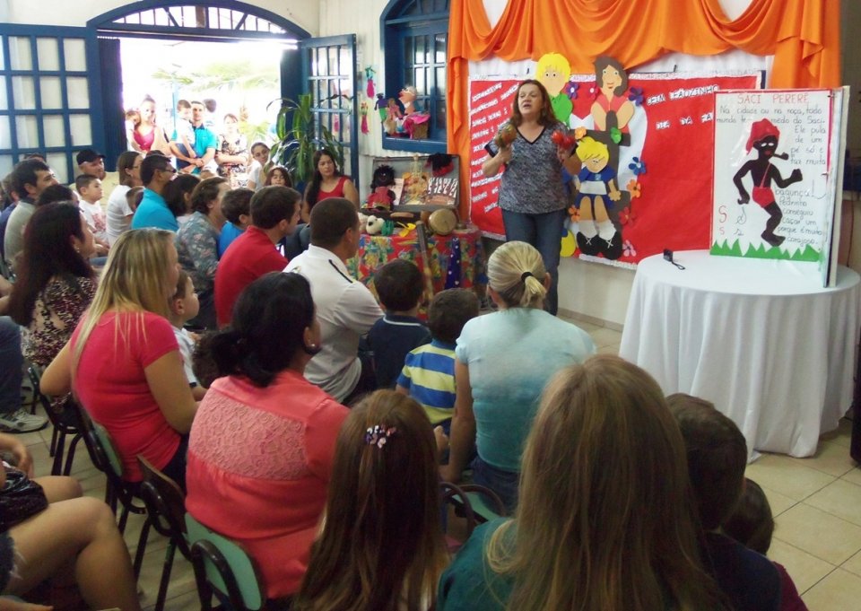 Roda de Leitura e Contação de História atende várias escolas da região