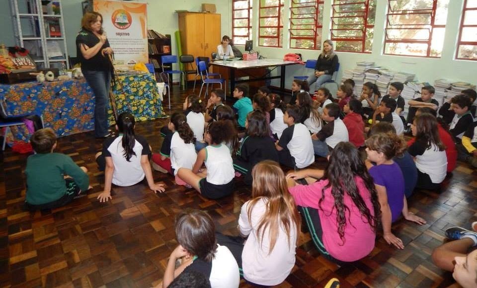 Roda de Leitura e Contação de História atende várias escolas da região