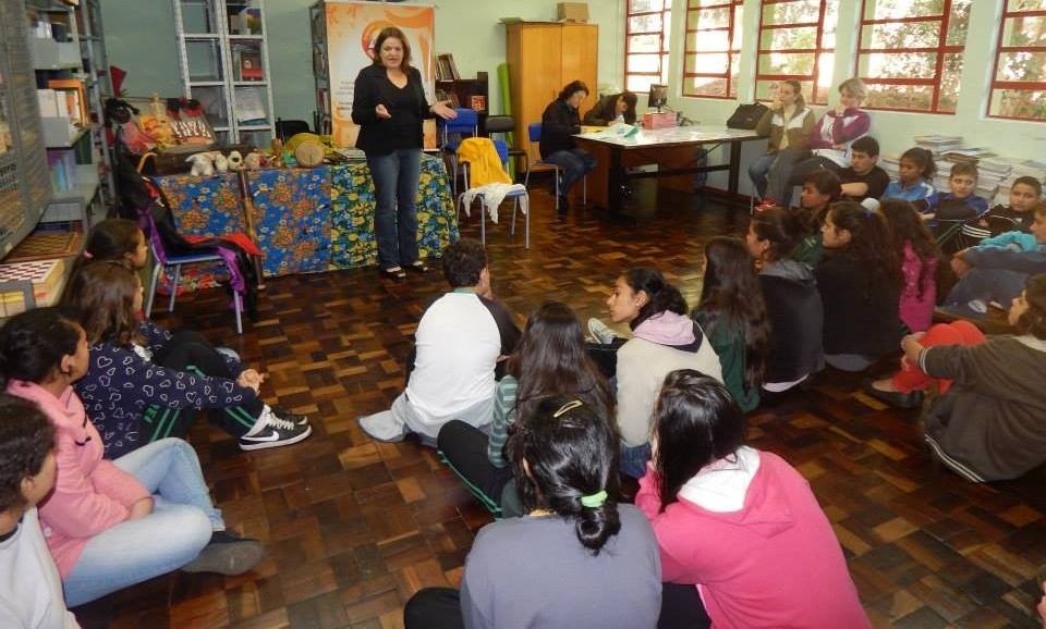 Roda de Leitura e Contação de História atende várias escolas da região