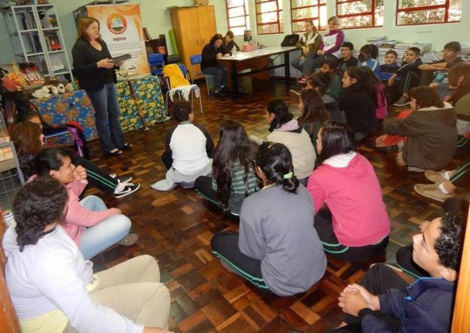 Roda de Leitura e Contação de História atende várias escolas da região