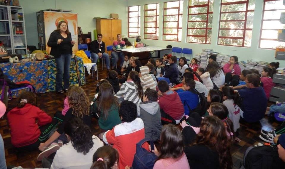 Roda de Leitura e Contação de História atende várias escolas da região