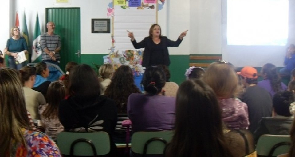 Roda de Leitura e Contação de História atende várias escolas da região
