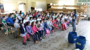 A Turminha da Reciclagem realiza atividade com o Grupo de Dança da Falb