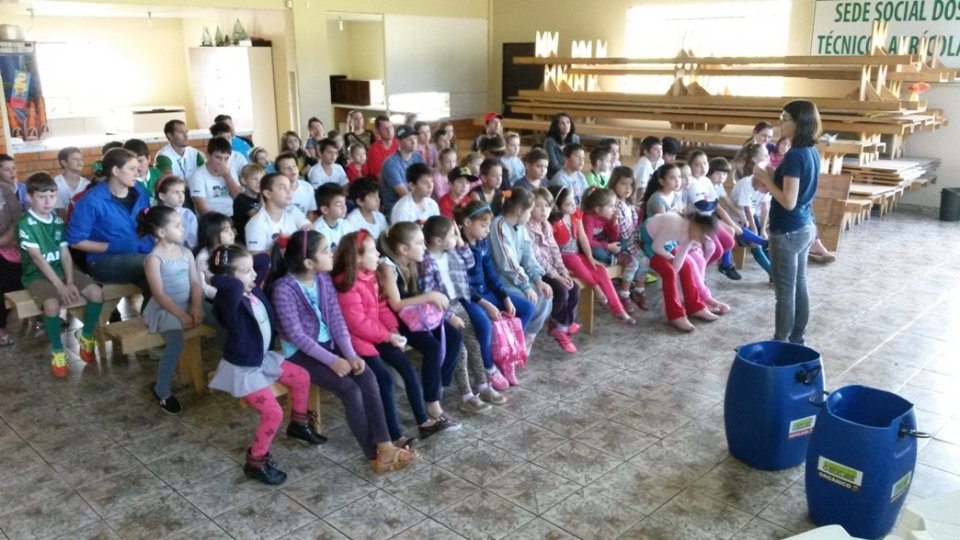 A Turminha da Reciclagem realiza atividade com o Grupo de Dança da Falb