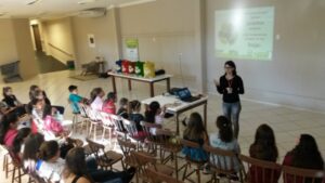 A Turminha da Reciclagem realiza atividade com o Grupo de Dança da Falb