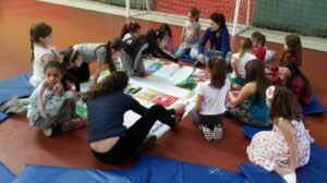 A Turminha da Reciclagem realiza atividade com o Grupo de Dança da Falb