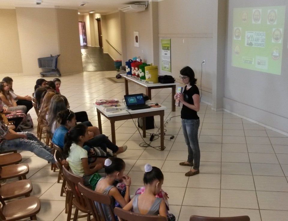 A Turminha da Reciclagem realiza atividade com o Grupo de Dança da Falb