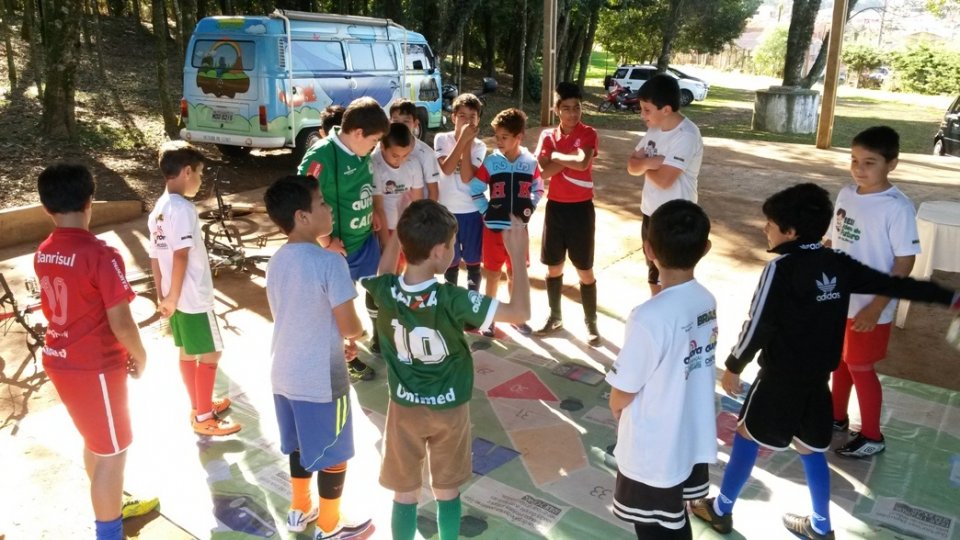 A Turminha da Reciclagem realiza atividade com o Grupo de Dança da Falb