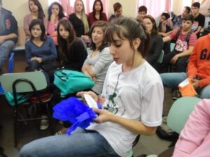 PROGRAMA RODA DE LEITURA E CONTAÇÃO DE HISTÓRIA INTERAGE COM OS ALUNOS DECLAMANDO POESIAS...