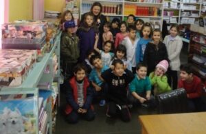 PROGRAMA RODA DE LEITURA E CONTAÇÃO DE HISTÓRIA INTERAGE COM OS ALUNOS DECLAMANDO POESIAS...