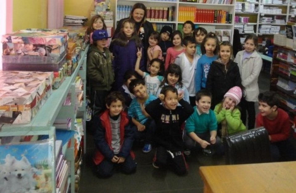 PROGRAMA RODA DE LEITURA E CONTAÇÃO DE HISTÓRIA INTERAGE COM OS ALUNOS DECLAMANDO POESIAS...