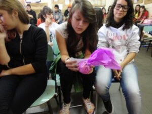 PROGRAMA RODA DE LEITURA E CONTAÇÃO DE HISTÓRIA INTERAGE COM OS ALUNOS DECLAMANDO POESIAS...