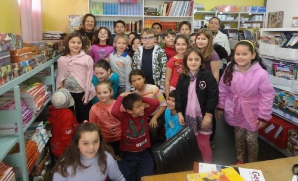 PROGRAMA RODA DE LEITURA E CONTAÇÃO DE HISTÓRIA INTERAGE COM OS ALUNOS DECLAMANDO POESIAS...