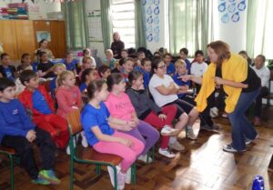 Roda de Leitura e Contação de História realiza brincadeiras com jogos literários em escolas