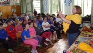 Roda de Leitura e Contação de História realiza brincadeiras com jogos literários em escolas