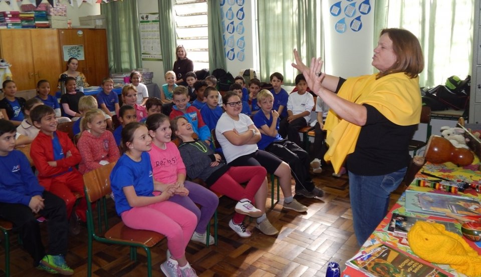 Roda de Leitura e Contação de História realiza brincadeiras com jogos literários em escolas