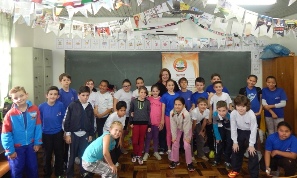 Roda de Leitura e Contação de História realiza brincadeiras com jogos literários em escolas