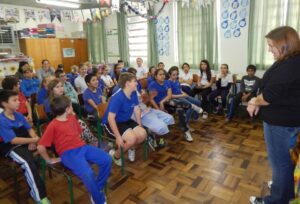 Roda de Leitura e Contação de História realiza brincadeiras com jogos literários em escolas