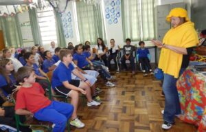 Roda de Leitura e Contação de História realiza brincadeiras com jogos literários em escolas