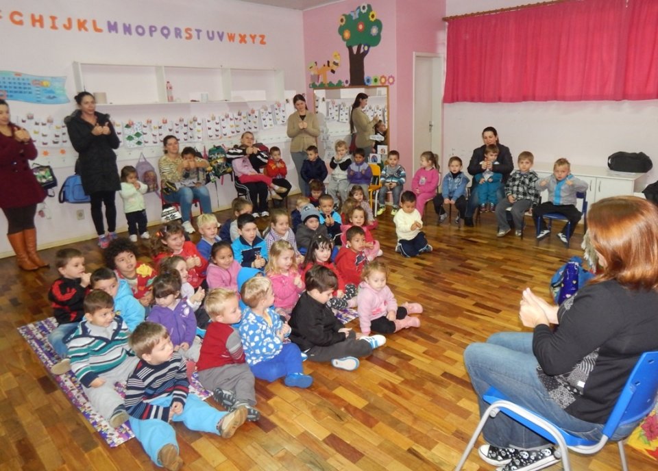 Roda de Leitura e Contação de História realiza brincadeiras com jogos literários em escolas