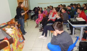 Roda de Leitura e Contação de História realiza brincadeiras com jogos literários em escolas