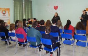 Roda de Leitura e Contação de História realiza brincadeiras com jogos literários em escolas