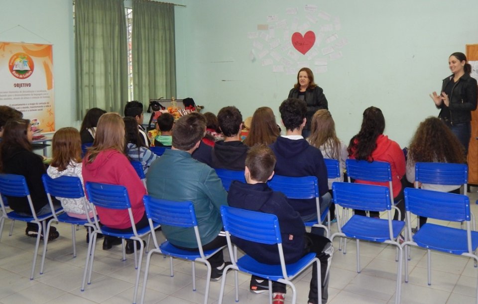 Roda de Leitura e Contação de História realiza brincadeiras com jogos literários em escolas