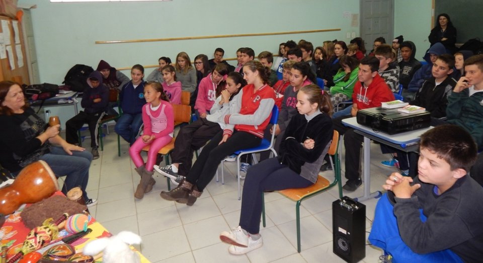 Roda de Leitura e Contação de História realiza brincadeiras com jogos literários em escolas