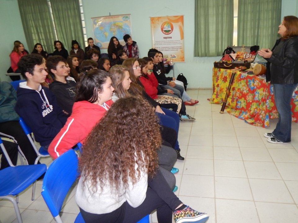 Roda de Leitura e Contação de História realiza brincadeiras com jogos literários em escolas