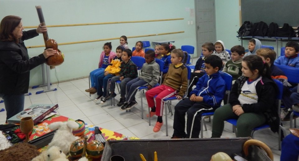 Roda de Leitura e Contação de História realiza brincadeiras com jogos literários em escolas