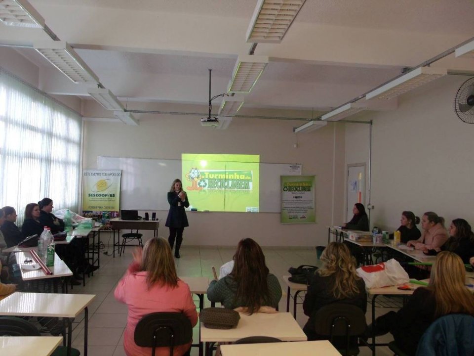 A Turminha da Reciclagem realiza momento de reflexão e aprendizado com alunos e professores