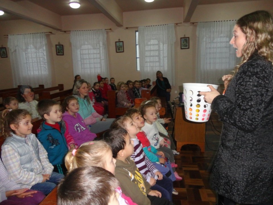 A Turminha da Reciclagem realiza momento de reflexão e aprendizado com alunos e professores